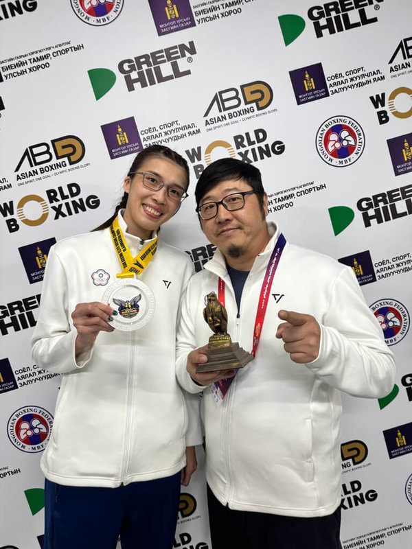 台灣女子拳擊好手黃筱雯（左）9日在蒙古烏蘭巴托拳擊亞錦賽54公斤級決賽拿下銀牌。教練劉宗泰（右）賽後表示，雖然這場比賽落敗，但對亞運賽場還是很有信心。（教練劉宗泰提供）中央社記者黎建忠傳真　115年4月9日