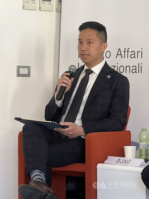 牛津大學台灣研究計畫資深研究員荊柏鈞8日應邀出席IAI智庫座談,討論台灣從矽盾進一步發展人工智慧盾的願景。中央社記者黃雅詩羅馬攝 115年4月9日