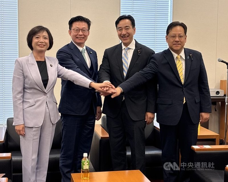 民進黨籍立委何欣純（左1）、郭國文（左2）9日在東京出席台日半導體國會議員聯盟首度對話，與日本半導體戰略推進議員連盟會長山際大志郎（右2）、事務局長關芳弘（右1）合影。中央社記者戴雅真東京攝 115年4月9日
