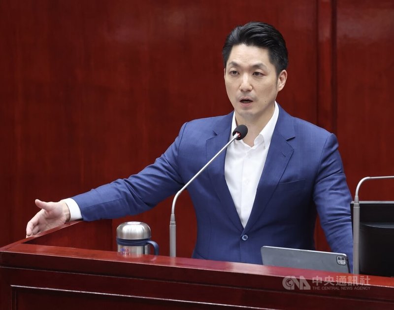 犬貓等寵物治療用人藥新制將上路，引發飼主及獸醫擔憂藥品取得、夜間急診不便。台北市長蔣萬安（圖）9日在議會列席備詢時表示，將充分反映飼主及獸醫師心聲給中央，並呼籲暫緩實施。中央社記者趙世勳攝　115年4月9日