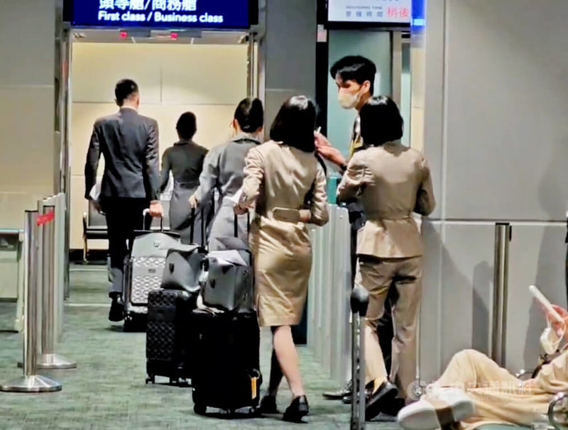 星宇航空股份有限公司台北飛宿霧航班JX78310日下午起飛約15分鐘後，儀表顯示液壓系統異常，基於安全，依標準作業程序返航檢修，機組員回候機室等候。中央社記者吳睿騏桃園機場攝　115年4月10日