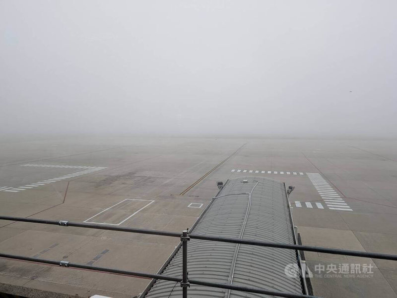 金門10日起濃霧，金門機場能見度低，導致往返台灣、金門航班一早便有多班取消、延遲。中央社記者吳玟嶸攝　115年4月10日