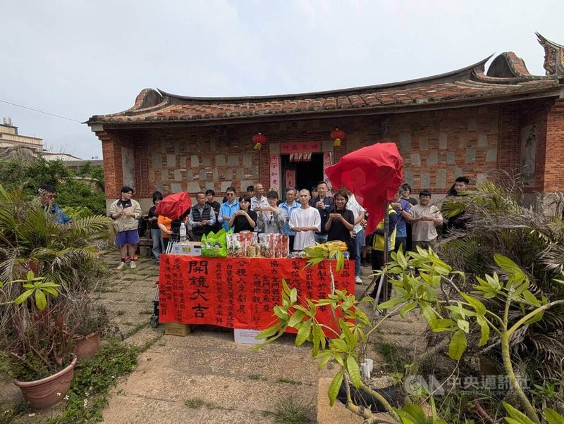 公視人生劇展新作「白鷺鷥其實是黑色怪物」在金門縣金城鎮後豐港洪暄古厝取景開拍，劇組10日舉行開鏡儀式，祈求拍攝一切順利。中央社記者吳玟嶸攝　115年4月10日