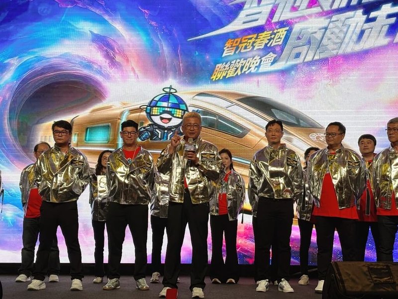 智冠10日晚間舉辦春酒，智冠財管中心總經理鍾興博（前排左3）出席談展望。（智冠提供）中央社記者何秀玲傳真　115年4月10日