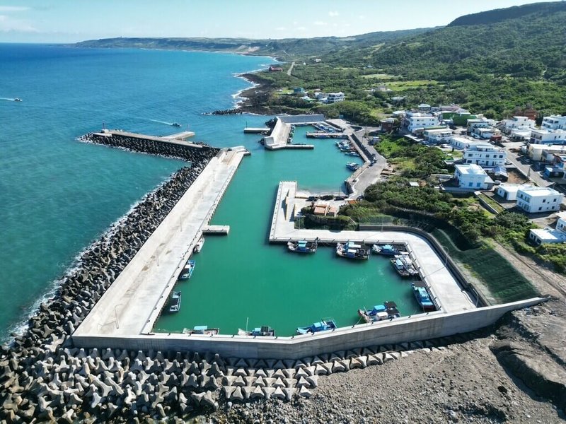 屏東滿州鄉興海漁港擴建工程完工，總開發面積10.8公頃，新建北、南、東碼頭總長510公尺，最大容納船數由56艘提升至100艘，颱風期間可供62艘漁船進駐避風。（屏東縣政府海洋及漁業事務管理所提供）中央社記者黃郁菁傳真　115年4月10日