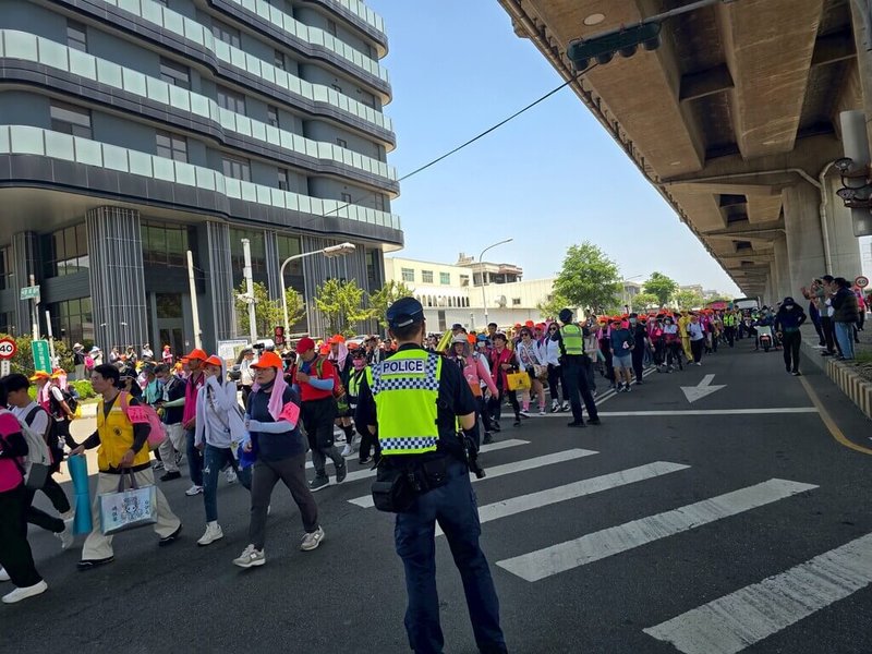 白沙屯媽祖115年度徒步進香活動12日深夜登轎後出發，預計13日進入台中市，清水警分局部署115人次警力，屆時將依照鑾轎前進路線進行彈性交通管制。圖為114年進香狀況。（民眾提供）中央社記者趙麗妍傳真　115年4月10日