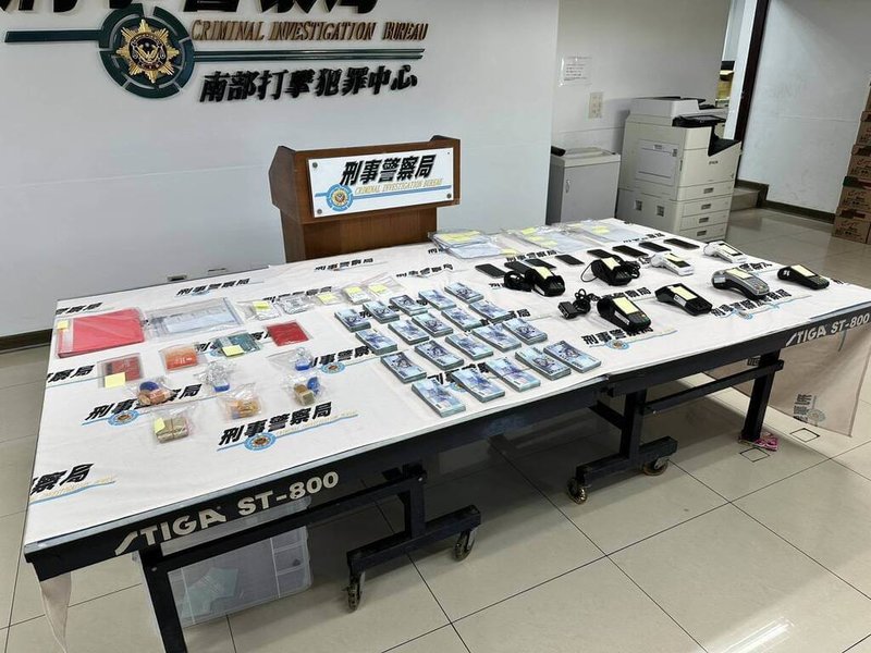 刑事局破獲詐團勾結通訊行實體店面，先以假投資假交友誘騙被害人耗盡存款，再引導至合作店家以「刷卡換現金」套利洗錢，警方逮捕郭姓主嫌等21人送辦，並查扣大量證物。（刑事局提供）中央社記者洪學廣傳真　115年4月10日