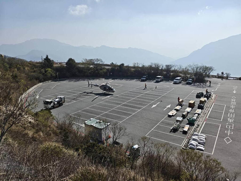 太魯閣國家公園奇萊山屋新建工程，利用直升機吊掛建材，配合吊掛作業，小風口下停車場即日起至18日封閉。（臉書「中橫路況交通資訊站」提供）中央社記者張祈傳真　115年4月10日