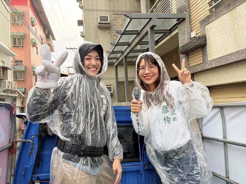 民進黨新竹市黨部表示，竹市第一選區（東區）市議員提名5搶4，10日公布初選民調結果，現任議員劉彥伶（右）獲提名；她表示，感謝選民支持，未來也將調整選舉步調，持續用心做好選民服務。（劉彥伶提供）中央社記者郭宣彣傳真　115年4月10日