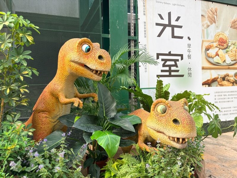 壽山動物園延續恐龍熱潮，將部分恐龍裝置移至園區展示，並推出「時光探險」任務與「壽Q家族」動物明星人氣票選活動。（高雄市觀光局提供）中央社記者林巧璉傳真　115年4月10日
