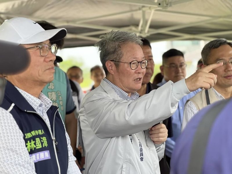 台2庚延伸線興建計畫經行政院核定可行性評估，正在辦理綜合規劃。身兼行政院公共工程委員會主委的政務委員陳金德（中）10日現勘，他指出，路線尚未完全定案，後續選線將要求相關單位廣納地方與各界意見。（公共工程委員會提供）中央社記者沈如峰宜蘭縣傳真　115年4月10日