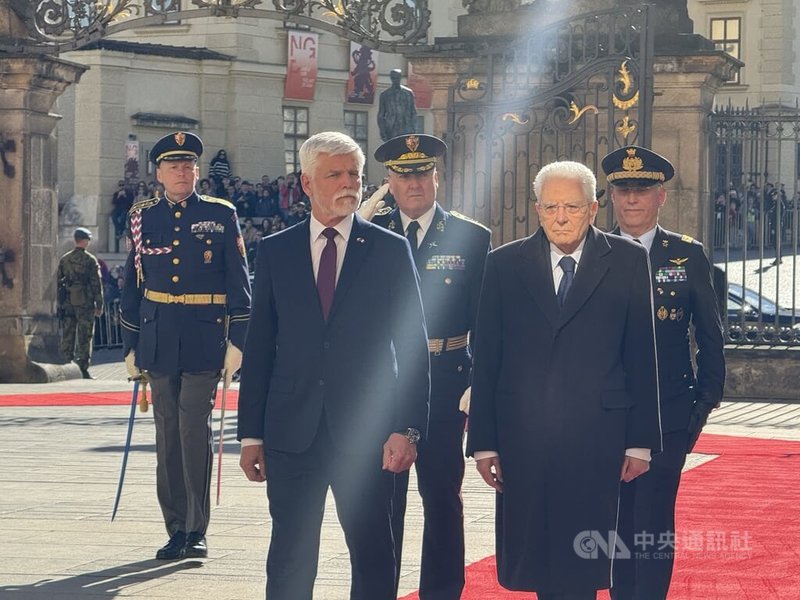 義大利總統馬達雷拉（Sergio Mattarella，右）抵達捷克首都布拉格，展開為期2天的訪問，並在布拉格城堡受到隆重的接待，與捷克總統帕維爾（Petr Pavel，左）會面討論經貿安全議題。中央社記者劉郁葶布拉格攝 115年4月10日