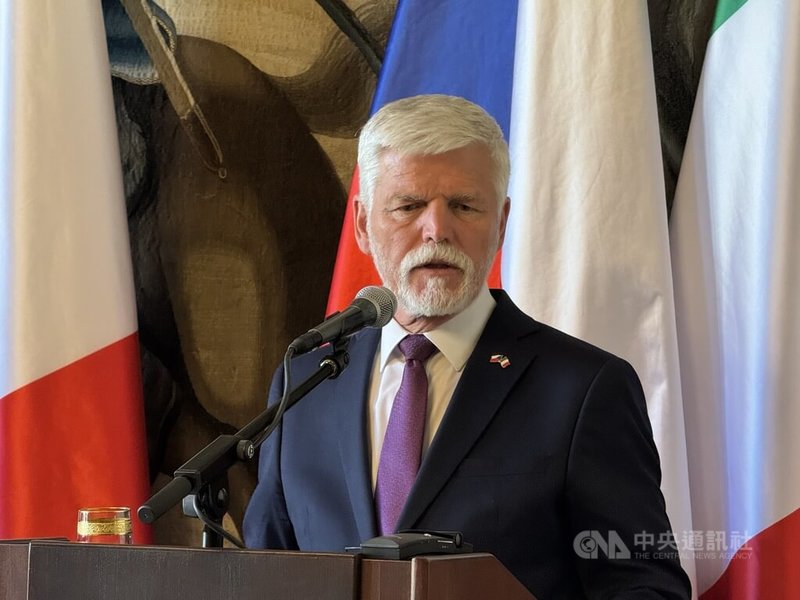 義大利總統馬達雷拉(Sergio Mattarella)與捷克總統帕維爾(Petr Pavel,圖)在布拉格城堡會面。記者會上,帕維爾表示,捷克與義大利不僅擁有悠久且深厚的歷史聯繫,也共享相同的價值觀,在多項影響當前全球發展的重要議題上立場相近。中央社記者劉郁葶布拉格攝 115年4月10日