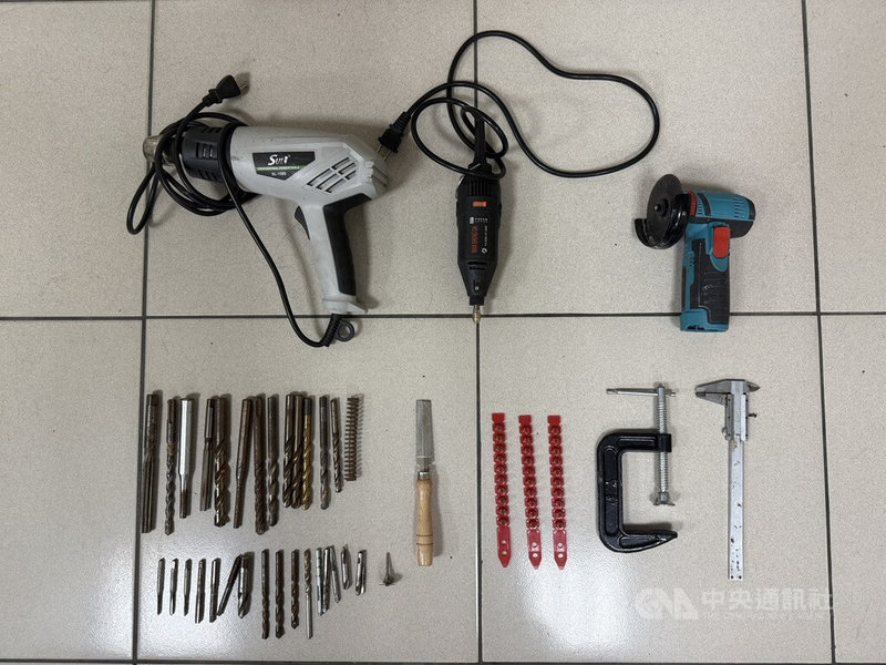 台中市警察局10日宣布查獲非法改造槍械工廠案，男子隱藏於新竹農田的鐵皮屋改造槍械，全案經專案小組監控數週後，警方見時機成熟，聲請搜索票執行查緝，現場查扣改造工具等證物。（翻攝照片）中央社記者郝雪卿傳真  115年4月10日