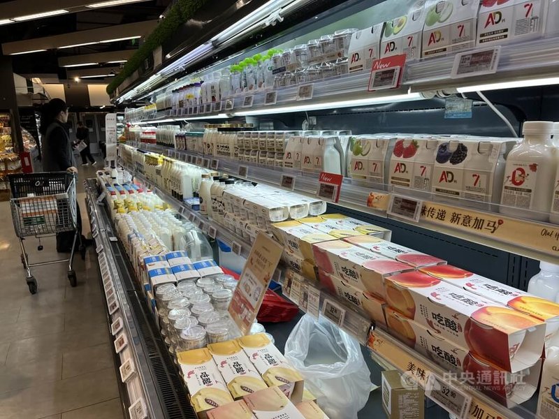 中國國家統計局10日發布最新統計資料顯示，中國3月消費者物價指數（CPI）年增率1%。圖為上海一家超市，民眾正在選購。中央社記者李雅雯上海攝　115年4月10日