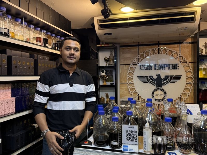 經營香水店逾12年的穆罕默德表示,曼谷娜娜區有逾百家香水店,因中東遊客數量銳減,導致他們的生意受很大衝擊。中央社記者李宗憲曼谷攝 115年4月10日