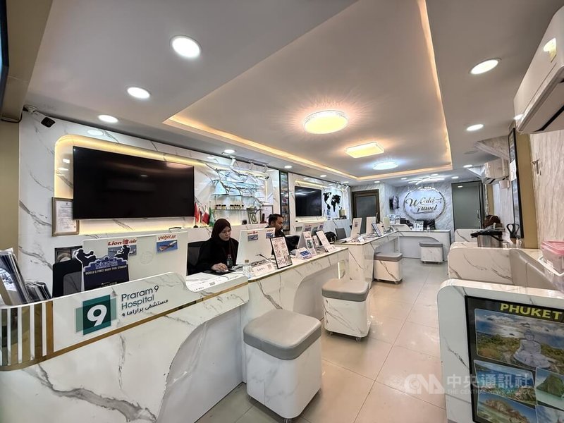 專門服務阿拉伯遊客的「旅遊世界」旅行社,在中東衝突爆發後,櫃檯員工暫時人數減半,輪流上班。過去每個窗口擠滿民眾詢問旅遊行程和交通、餐食票券,如今景象已不復見。中央社記者李宗憲曼谷攝 115年4月10日