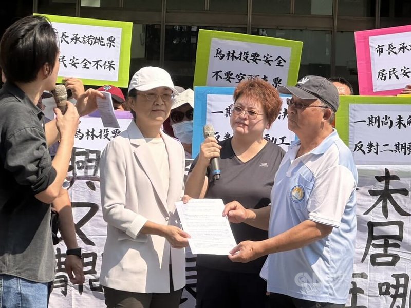 興達電廠新燃氣機組2025年試運轉發生爆炸引發不安。烏林投居民10日至高雄市政府前陳情,高市府由經發局副局長陳怡良(前左2)出面接受,並表示政府會優先考量民眾安全。中央社記者林巧璉攝 115年4月10日