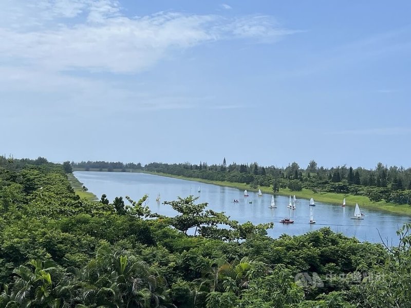 為提供民眾更多元的消暑選擇，位於台東市中華大橋下的活水湖，10日起開放游泳，並有救生員和管理員駐守。中央社記者盧太城台東攝　115年4月10日