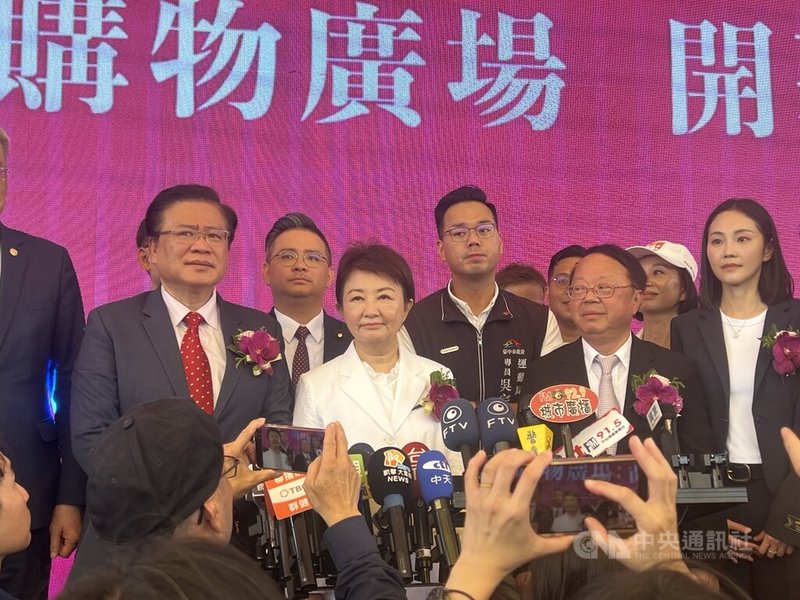 國民黨主席鄭麗文10日與中共總書記習近平會面，台中市長盧秀燕（前中）上午在漢神洲際購物廣場開幕儀式，接受媒體聯訪說，「鄭習會」順利舉行是好事，雙方對話及交流會增加更多了解，減輕及降低衝突風險。中央社記者郝雪卿攝  115年4月10日
