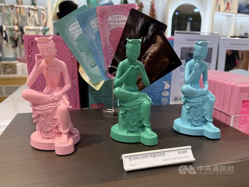 過去停留在博物館展示中的文化遺產，如今被重新詮釋為生活小物、生活風格商品，逐漸融入日常生活。防彈少年團（BTS）隊長RM過往在參觀韓國國寶「半跏思惟像」後，也表示出對周邊商品的喜愛，讓相關商品熱賣。中央社記者楊啟芳首爾攝　115年4月10日