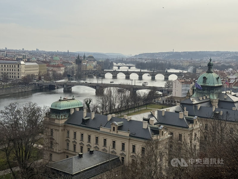 捷克觀光局執行長米德仁(František Reismüller)近期接受中央社專訪時表示,布拉格除了查理大橋與布拉格城堡,這座城市還有許多值得探索的角落。圖為布拉格市景。中央社記者劉郁葶布拉格攝 115年4月10日