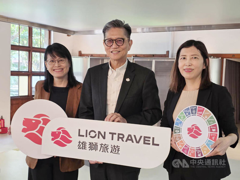 雄獅總經理賴一青（左）觀察，戰爭雖影響亞非旅遊市場，但國內航空公司每週提供逾80班直飛歐洲航班，使歐洲團買氣不減反增。圖中為雄獅總經理黃信川。中央社記者江明晏攝　115年4月10日