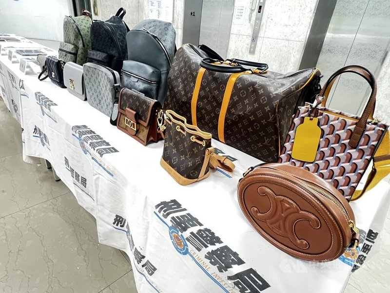 刑事局破獲以郭姓兄弟為首的詐騙集團，逮捕郭姓兄弟等21人送辦，並搜出高級名牌包等贓證物。中央社記者劉建邦攝　115年4月10日