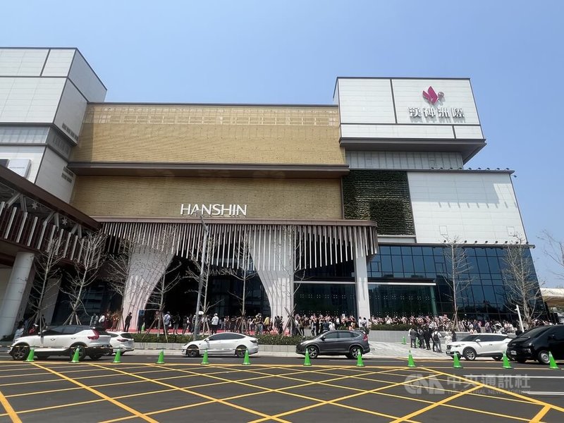 位於台中市北屯區14期重劃區核心的漢神洲際購物廣場10日正式開幕，成為北屯區新地標。中央社記者郝雪卿攝　115年4月10日