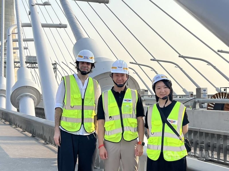 淡江大橋5月將通車，札哈．哈蒂建築師事務所的淡江大橋項目總監黃劭暐（中）10日率現役團隊成員，以及前設計師薩法里安（Saman Saffarian）（左）、白千勺（右）一同登橋。中央社記者黃巧雯攝　115年4月10日
