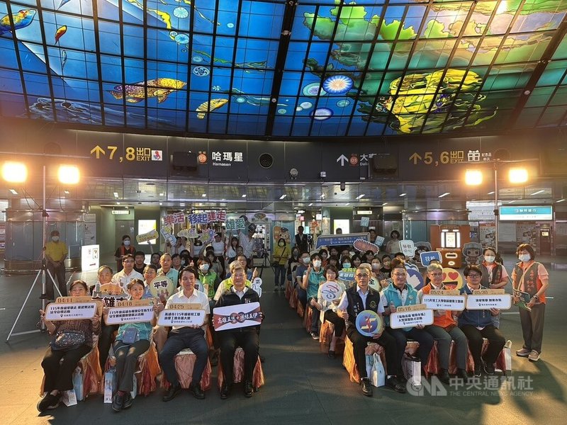 高雄市勞工局10日在捷運美麗島站舉辦五一勞動節活動啟動記者會，此次以「高雄五恁．團結五伊」為主軸，推出勞工健康、職業安全、勞工表揚及徵才等活動。中央社記者林巧璉攝　115年4月10日