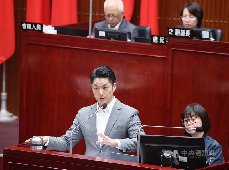 北院審理京華城案認定20%容積獎勵違法。台北市長蔣萬安（前左）10日下午列席議會施政報告，有議員關切京華城容獎是否撤銷，蔣萬安表示，將發文鼎越公司要求陳述意見。前右為台北市都發局長簡瑟芳。中央社記者郭日曉攝　115年4月10日