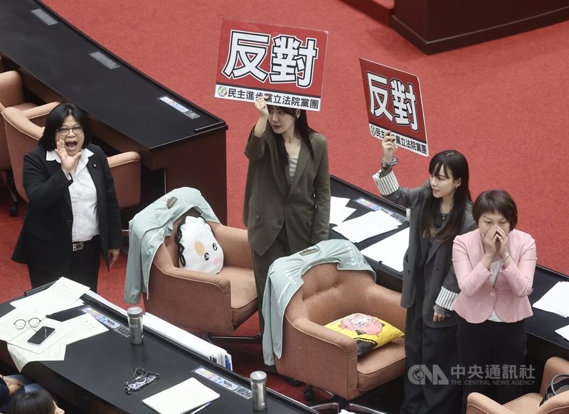 民眾黨立法院黨團10日在立法院會提案，要求第11屆第5會期（本會期）延會至7月31日，民進黨立委在議場內舉牌表達反對立場。中央社記者張皓安攝　115年4月10日