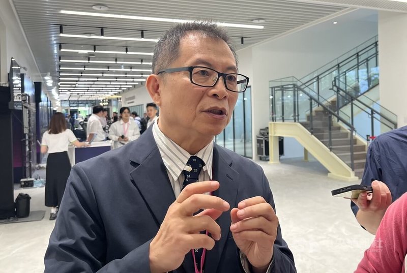 國研院國家智慧機器人研究中心10日揭牌,國家智慧機器人研究中心主任蘇文鈺受訪時說,將優先開發居家照護機器人,不過中心也會協助「沒有人要做的機器人」,如海底探測船需要機械手臂,這類需求量少且不易賺錢。中央社記者趙敏雅攝 115年4月10日