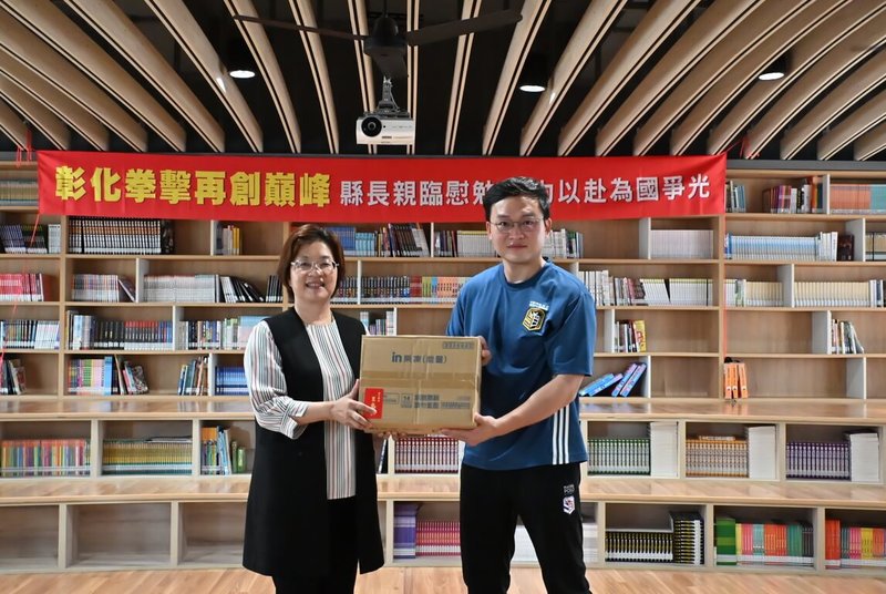 彰化縣長王惠美（左）10日前往員林國中，嘉勉14名入選2026年國際拳擊錦標賽暨達卡青奧資格賽國手選拔賽的選手，頒發加菜金並致贈營養品，由教練代表接受，期許選手發揮最佳實力，凱旋歸來，讓世界看見台灣、看見彰化。（彰化縣政府提供）中央社記者鄭維真傳真　115年4月10日