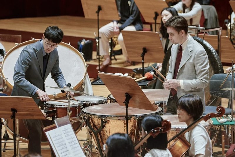 NSO國家交響樂團音樂會將推出巴爾托克名曲「雙鋼琴與雙打擊」協奏曲，出動NSO定音鼓首席艾庭安（Sebastian Elfer）（右站立者）與即將加入NSO打擊樂的朱梵宇（Felix Ko）（左站立者）共演。（NSO提供）中央社記者趙靜瑜傳真  115年4月10日