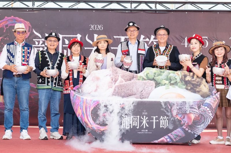 桃園市長張善政（右4）10日為25日將登場的2026龍岡米干節宣傳，今年更邀請知名製作人王偉忠（右3）打造眷村文化戶外劇場「美味當家」，以戲劇與歌舞呈現眷村記憶。（桃園市政府新聞處提供）中央社記者吳睿騏桃園傳真　115年4月10日