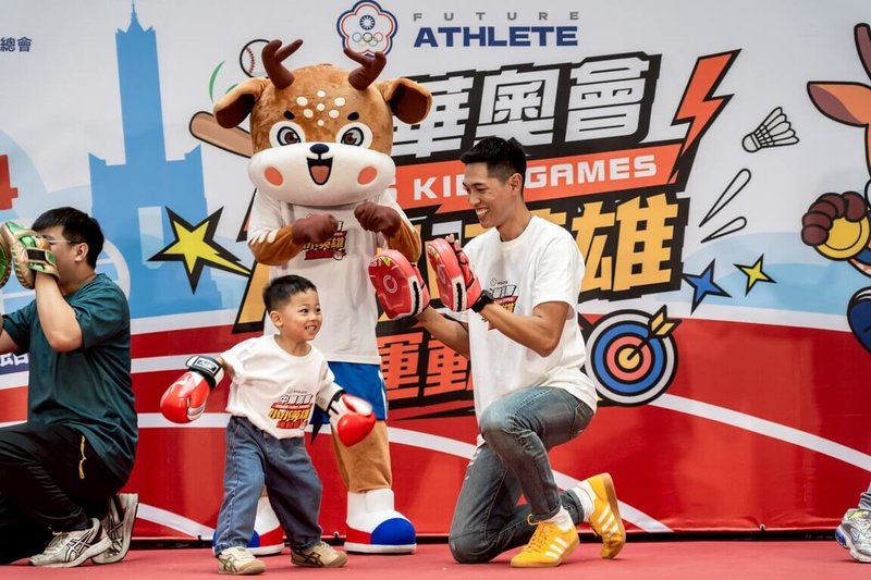 「2026中華奧會第4屆小小英雄運動會」6月13、14日將登場，台灣跨欄好手陳傑（右）10日帶著兒子出席記者會，同台體驗親子拳擊。（中華奧會提供）中央社記者黎建忠傳真　115年4月10日