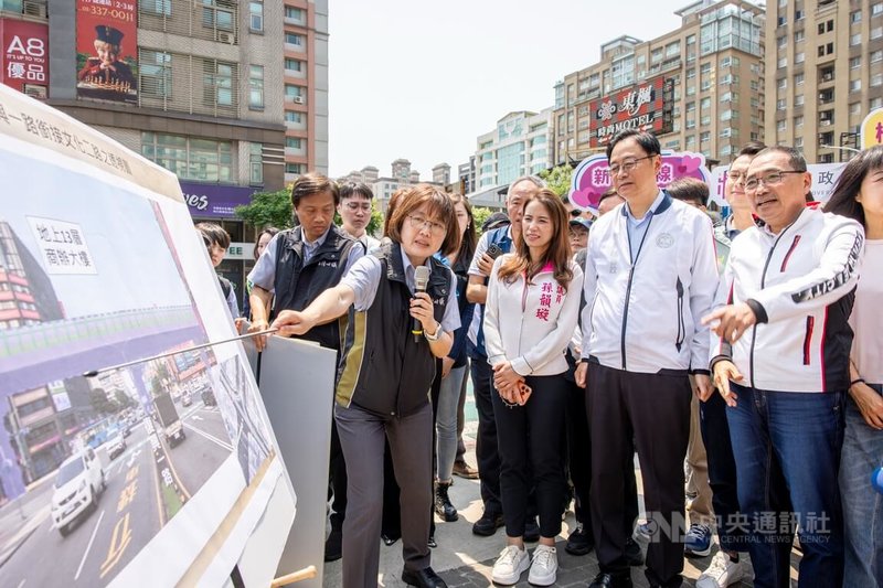 為滿足民眾通勤需求、完善區域軌道服務,桃園市長張善政(前排右2)與新北市長侯友宜(前排右1)10日前往桃園市龜山區視察「新桃林線」。中央社記者吳睿騏攝 115年4月10日