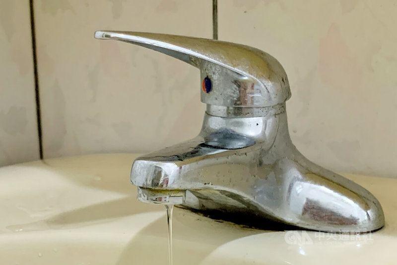 桃園市經發局10日表示，台灣自來水公司第二區管理處為降低漏水風險、提升供水穩定，辦理「大園區環區南路減壓閥改善工程」，13日上午9時起至14日上午5時止，在大園區及觀音區部分地區停水施工。中央社記者吳睿騏桃園攝　115年4月10日