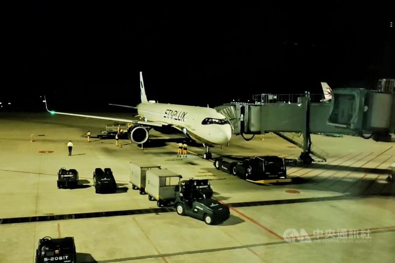 星宇航空股份有限公司10日下午台北飛宿霧航班儀表顯示液壓系統異常,返航檢修。星宇航空安排的替代航機(圖)晚間7時56分起飛。中央社記者吳睿騏桃園機場攝 115年4月10日