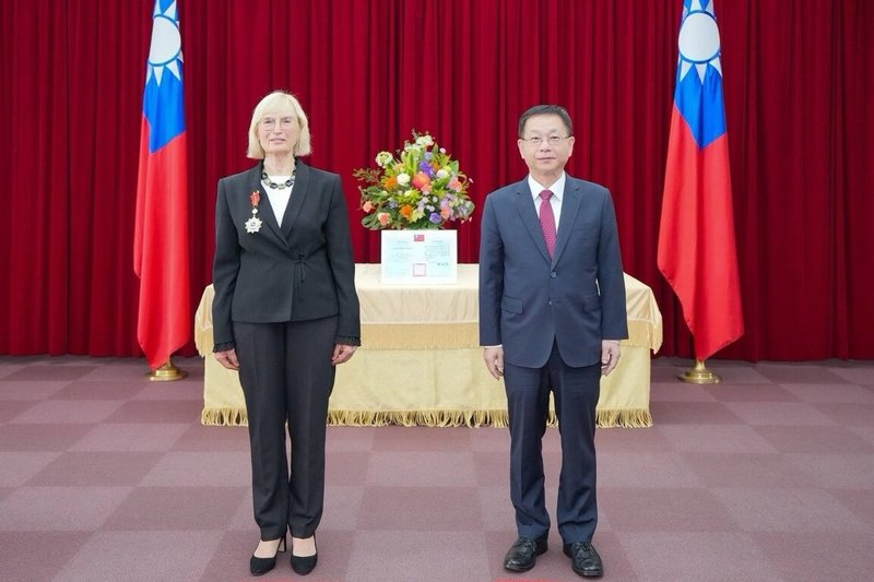 外交部常務次長葛葆萱（右）9日頒贈拉脫維亞國會友台小組主席齊翠蓮（Ingrīda Circene）（左）「睦誼外交獎章」。（外交部提供）中央社記者楊堯茹傳真　115年4月10日