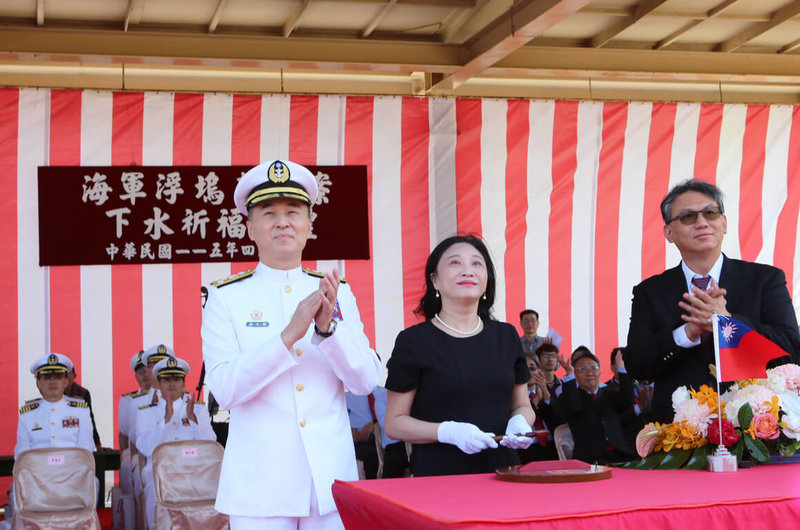 台船公司承造海軍新建浮塢10日舉行下水典禮，由董事長陳政宏（右）及海軍司令蔣正國（左）共同主持。（台船公司提供）中央社記者吳書緯傳真　115年4月10日