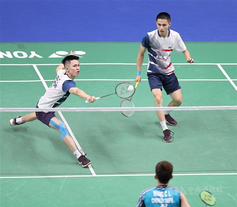 圖為羽球雙胞胎兄弟檔李芳任（左）、李芳至（右）。（中央社檔案照片）