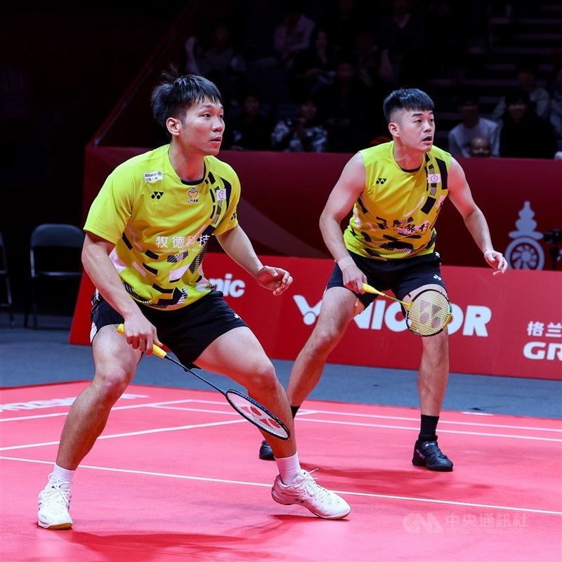 圖為運動部長李洋（左）、羽球選手王齊麟（右）。（中央社檔案照片）
