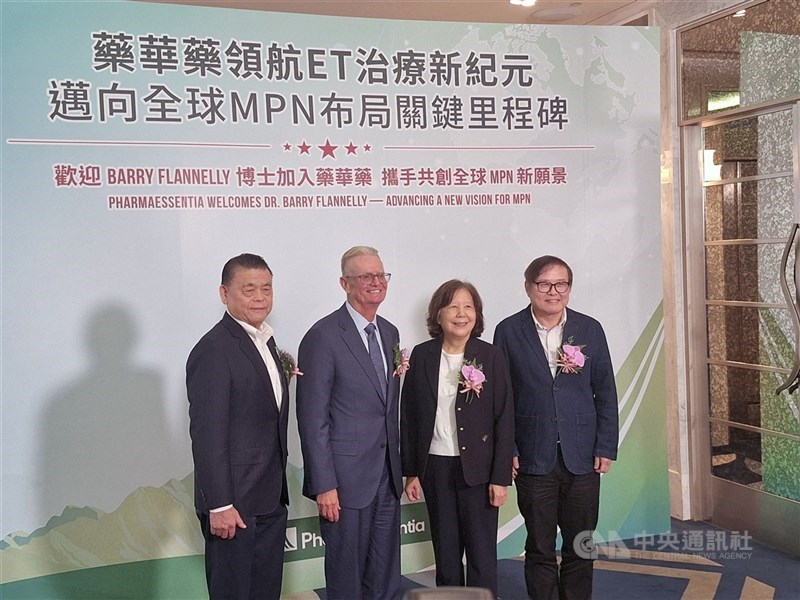 藥華藥2025年曾召開記者會，提到推展新適應症進度。藥華藥董事長詹青柳（右2）與執行長林國鐘（左1）皆出席。 （中央社檔案照片）