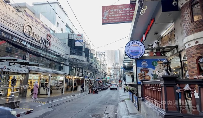 美伊衝突導致赴泰旅遊的中東遊客銳減，曼谷娜娜區是阿拉伯遊客熱門旅遊地點，中東餐廳、服飾、鞋店及香水店林立，平時門庭若市，現在卻門可羅雀。中央社記者李宗憲曼谷攝　115年4月10日
