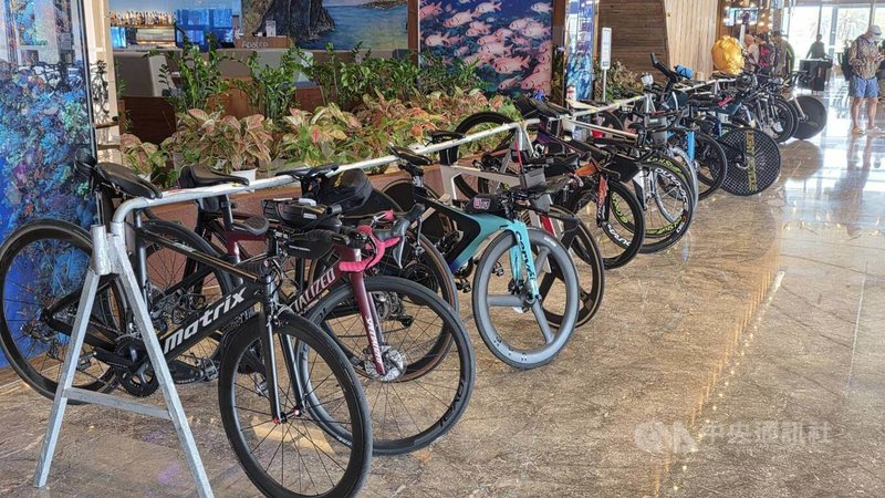 2026 IRONMAN富邦金控澎湖國際鐵人三項賽11日由小鐵人率先登場，重頭戲則在12日由來自國內外選手進行極限的挑戰，參賽選手陸續抵達澎湖並展開暖身。中央社  115年4月10日