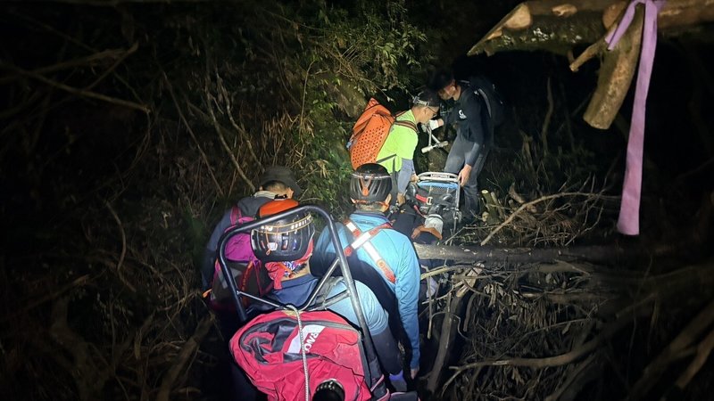 吳姓女子隨隊攀登信義鄉西巒大山，9日在雙龍林道3.5公里處意外滑落邊坡，南投縣消防局派員連夜以人力協助搬運下山送醫。（南投縣消防局提供）中央社記者蕭博陽南投縣傳真　115年4月10日