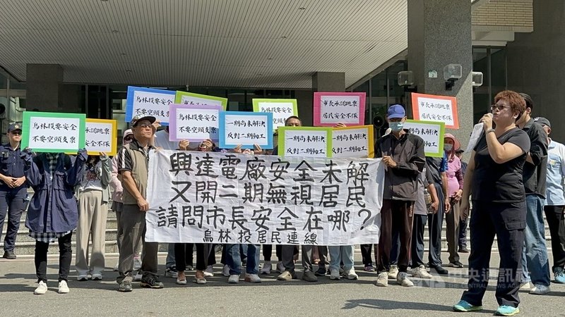 興達電廠新燃氣機組2025年試運轉發生爆炸引發不安。烏林投居民10日至高雄市政府前陳情，指一期工程造成的房屋鄰損修繕緩慢，台電卻急著籌備二期計畫。中央社記者林巧璉攝　115年4月10日